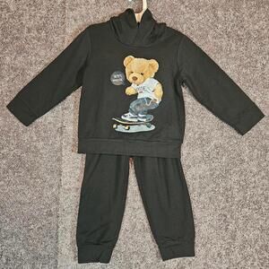 Child's 2 pcs hooded sweatsuit outfit black with skateboarding bear. 4-5Y